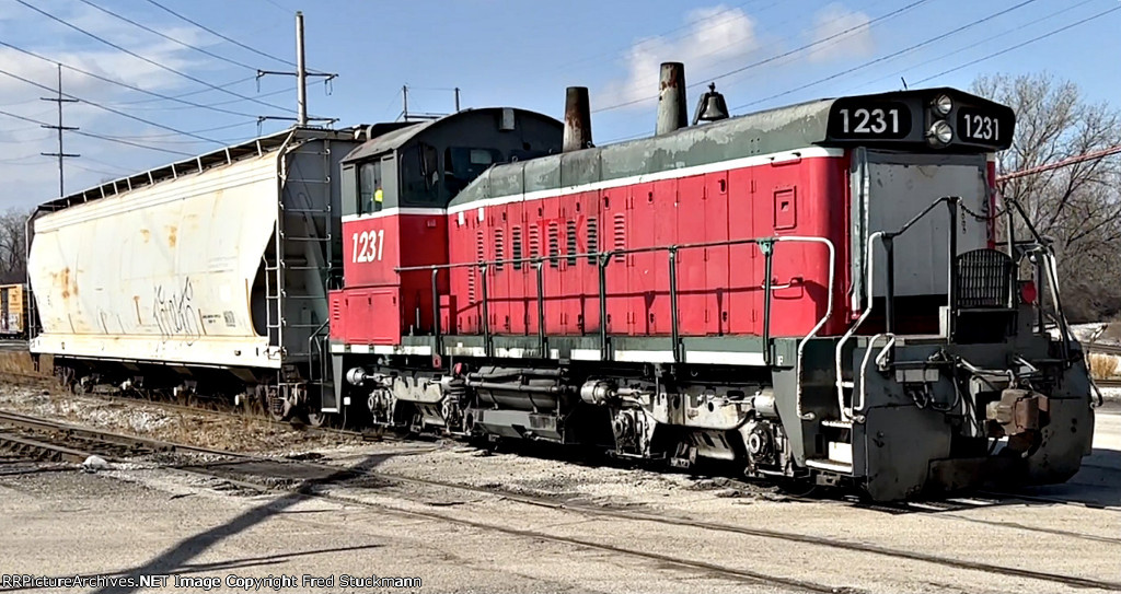 CMS 1231 shoves back to its yard.